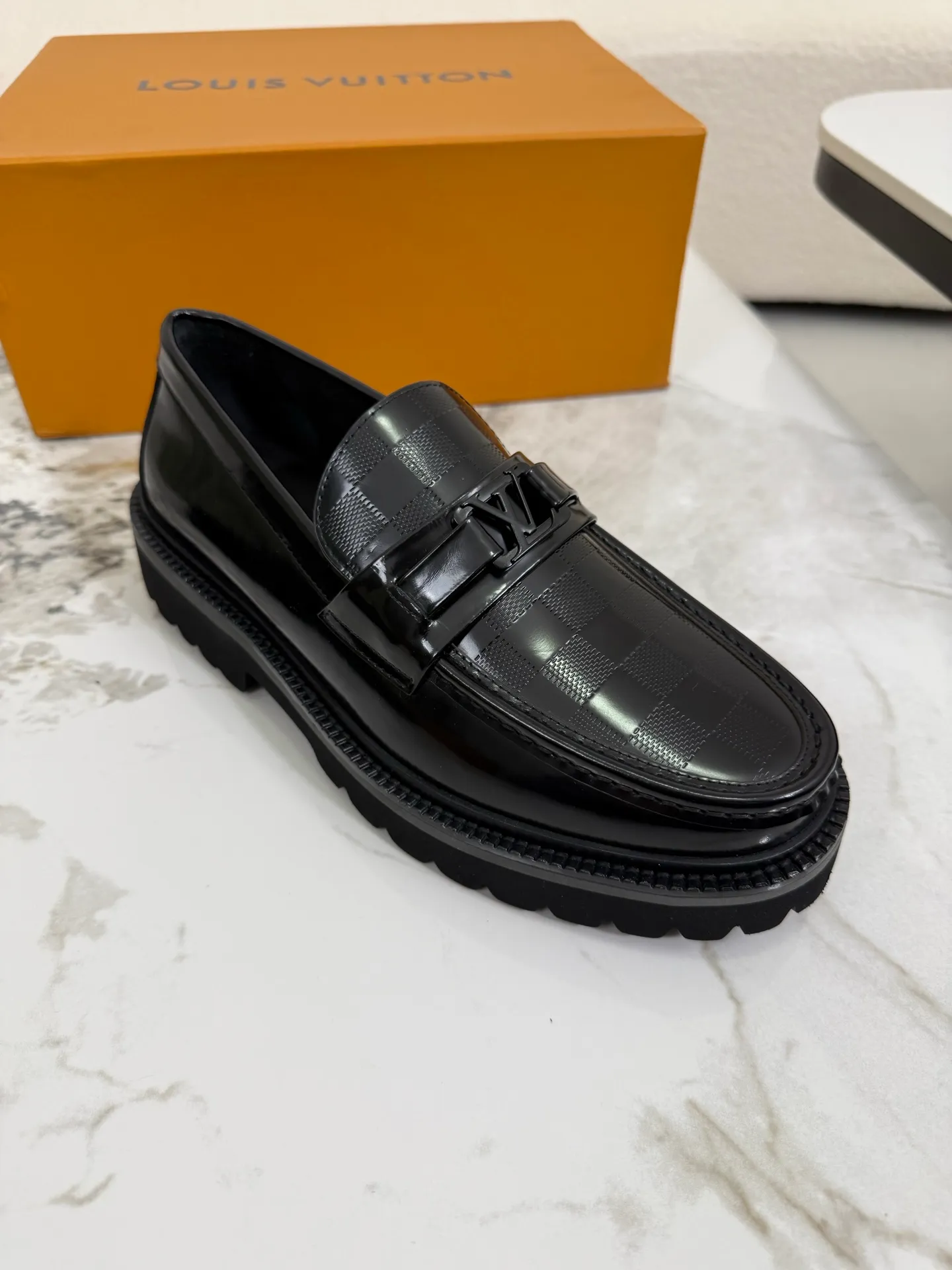 [L Family] Top P: 800💰 ▪️Size: 39-44 (38.45 custom-made) The top male god leather shoes Lv series are sold at the same time with original factory configuration, original cowhide fabric imported from Italy, soft and comfortable, imported water-dyed cow lining, soles: original ultra-light French foam outsole super comfortable, original factory with single goods 🔍🔍high quality, can be entered and exited at will, welcome to compare and synchronize.